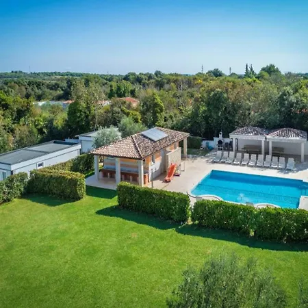 Feriehus Mobile In With Pool Near Banjole