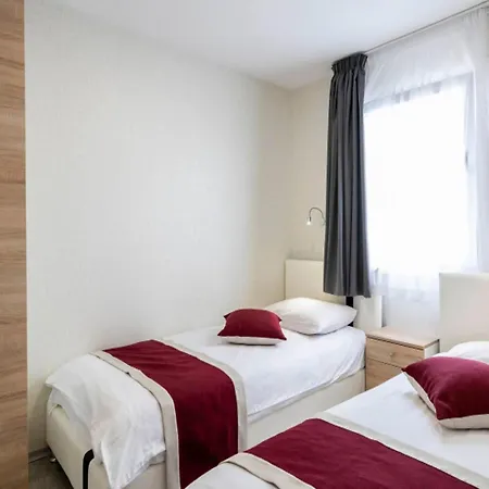 Mobile In With Pool Near Feriehus *