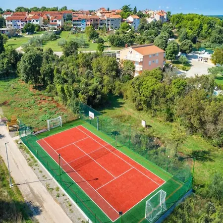 Feriehus Mobile In With Pool Near Banjole