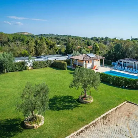 Mobile In With Pool Near Banjole