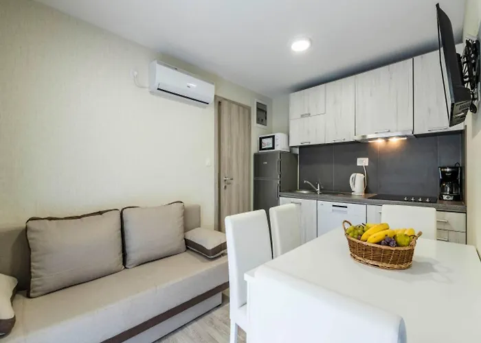 Mobile In With Pool Near Banjole