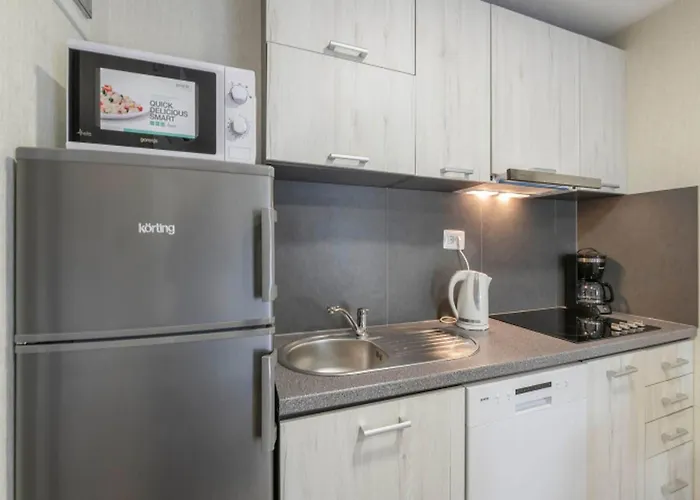 Mobile In With Pool Near Feriehus *