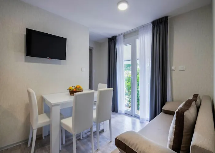 Mobile In With Pool Near Feriehus Banjole