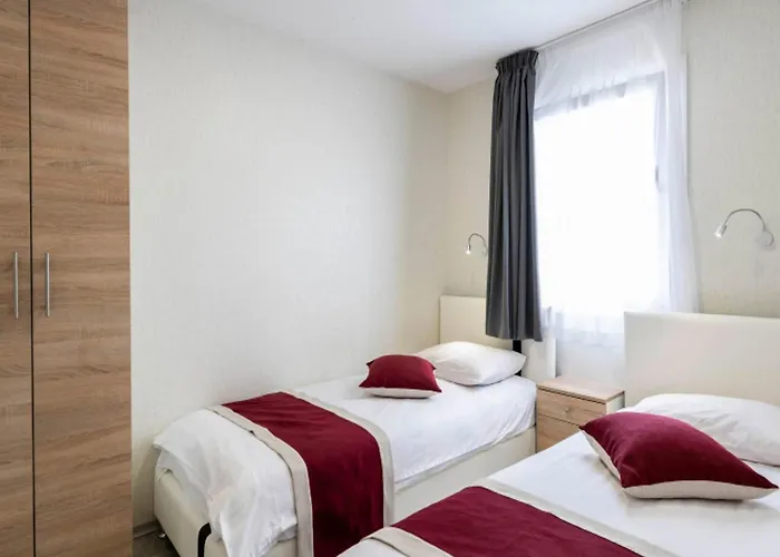 Mobile In With Pool Near Feriehus *