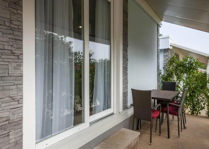 Feriehus Mobile In With Pool Near Banjole