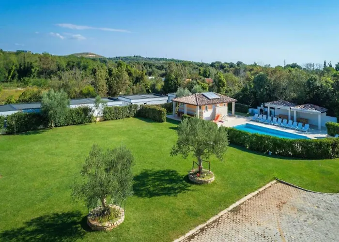 Mobile In With Pool Near Banjole