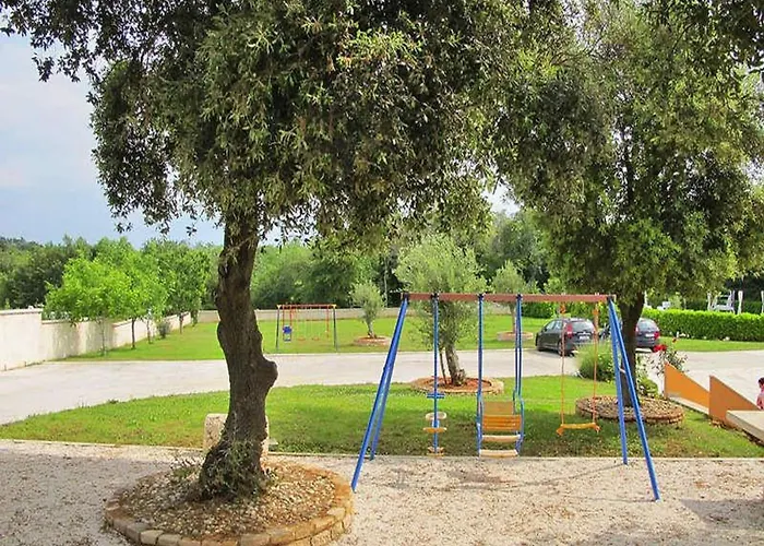 Feriehus Mobile In With Pool Near Banjole